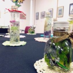 個展　切り絵の入ったハーバリウム