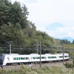 電車あずさと富士山
