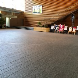 首相官邸　切り絵届ける