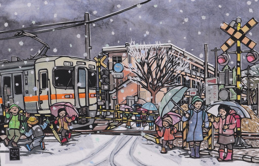 雪降り 　　　　　　　　　　　　　　　　　　　　…… 宮田村　小学校前踏切…… 　午後から降り始めた粉雪はこんこんと降り続き、あたり一面を白色に覆いました。そして街々は息をのむようにひっそりとしてきました。雪は空気の振動を吸収してしまうので、雪が降っていると音が遠くまで届きにくくなるそうです。街の営みの音も雪にかき消されているかのようです。 　遠くから子ども達の声が響いてきました。下校時刻のようです。ちょうどその時「カンカンカンカン」と踏切が鳴り、電車がやってきました。その音に子ども達の声が一瞬途絶えました。 　電車が通り過ぎたあとの踏切を子ども達が渡ってきました。帰る時間を待っていたかのような雪降りに、子ども達のテンションがいつもより上がっているようです。その声が遠のいていくと再び静かな雪降りに戻っていきました。 いつもの景色も雪の日は非日常の神秘な世界に引き込まれているように感じられます。